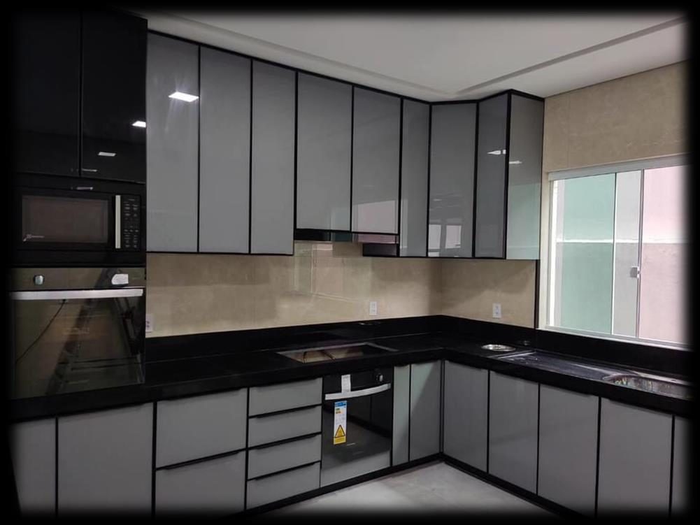 Detalhe de móvel planejado em vidro com perfil de alumínio